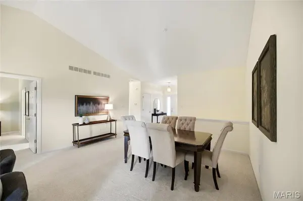1049 Cambridge Way DR, Chesterfield, MO 63017