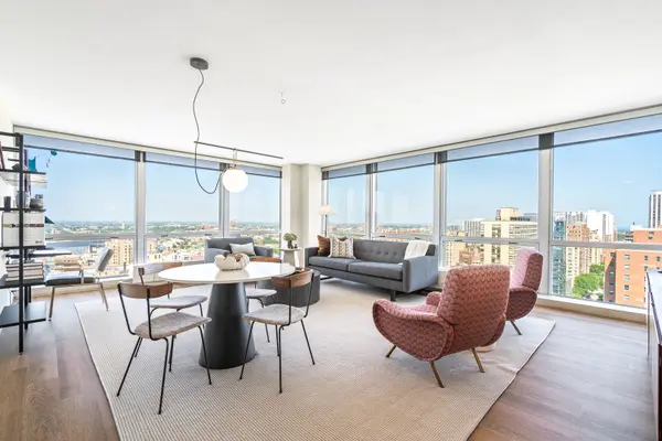 340 W Diversey Pkwy #2216, Chicago, IL 60657