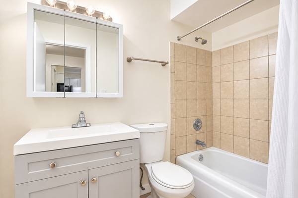 1039 college AVE #2E, Wheaton, IL 60187