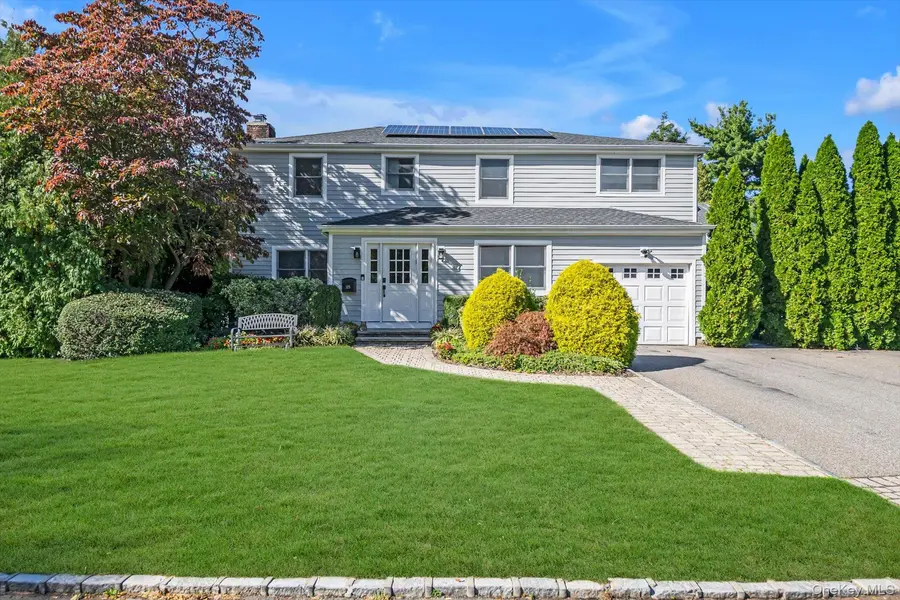 125 Crescent LN, Roslyn Heights, NY 11577