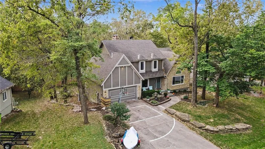 8228 NW Weatherby DR, Weatherby Lake, MO 64152