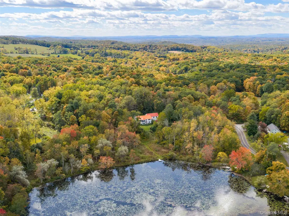40 W Hunns Lake RD, Stanfordville, NY 12581