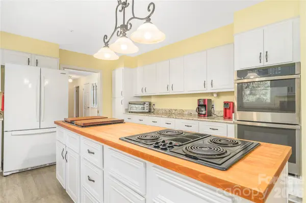 791 Crooked Creek RD, Hendersonville, NC 28739