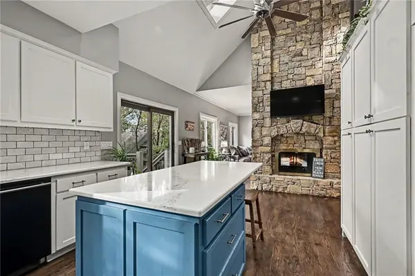 8228 NW Weatherby DR, Weatherby Lake, MO 64152