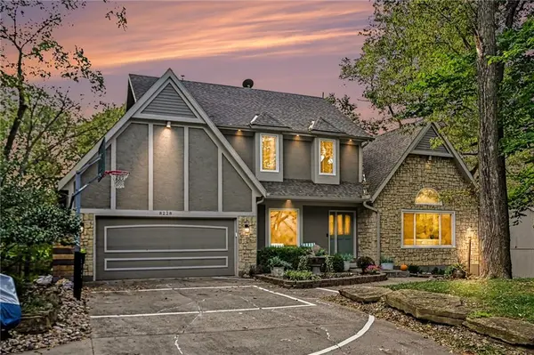 8228 NW Weatherby DR, Weatherby Lake, MO 64152