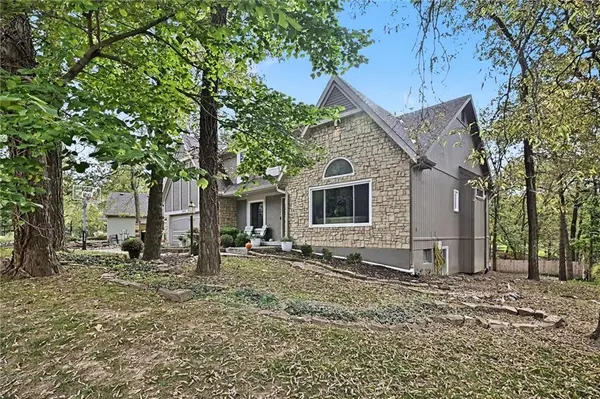 8228 NW Weatherby DR, Weatherby Lake, MO 64152