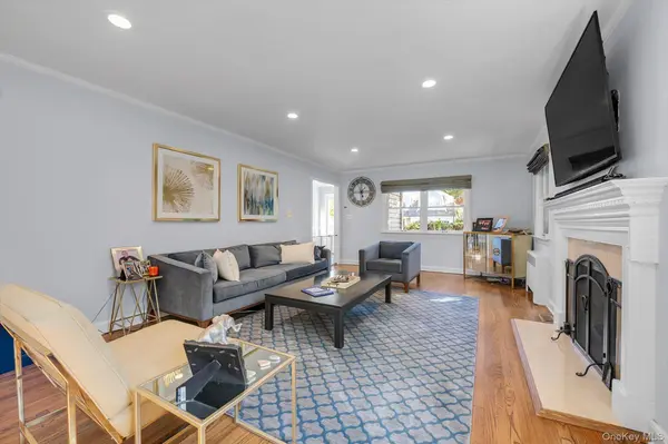 125 Crescent LN, Roslyn Heights, NY 11577