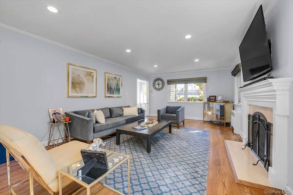 125 Crescent LN, East Hills, NY 11577