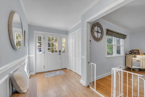 125 Crescent LN, Roslyn Heights, NY 11577