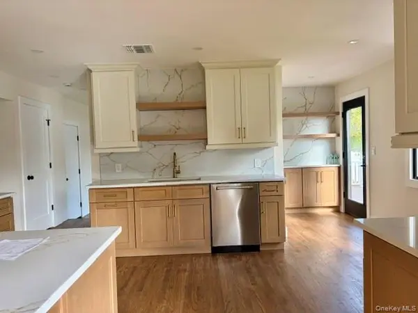 93 Eaton LN, West Islip, NY 11795