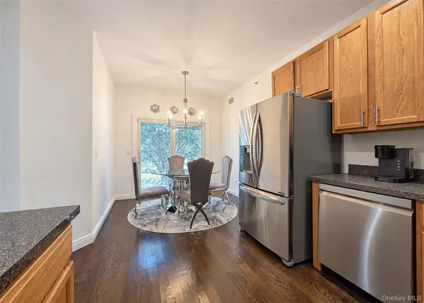 210 Kettles LN, Medford, NY 11763