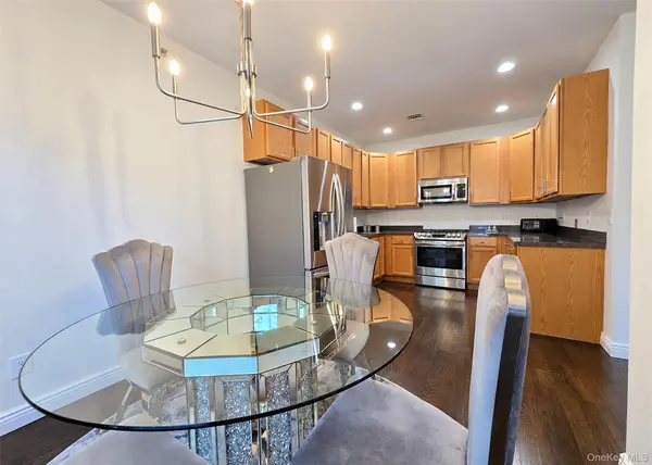 210 Kettles LN, Medford, NY 11763