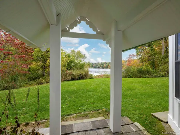 40 W Hunns Lake RD, Stanfordville, NY 12581