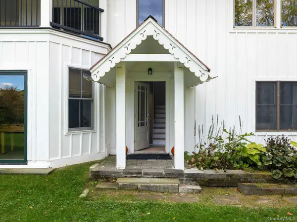 40 W Hunns Lake RD, Stanfordville, NY 12581