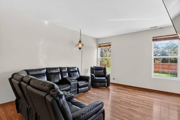 2420 Evergreen CIR, Mchenry, IL 60050