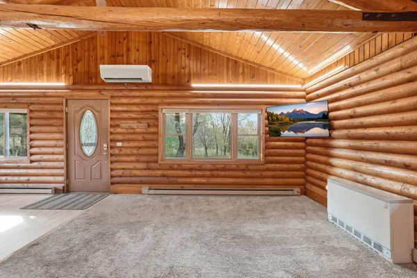 792 Holden LN, Hudson, WI 54016