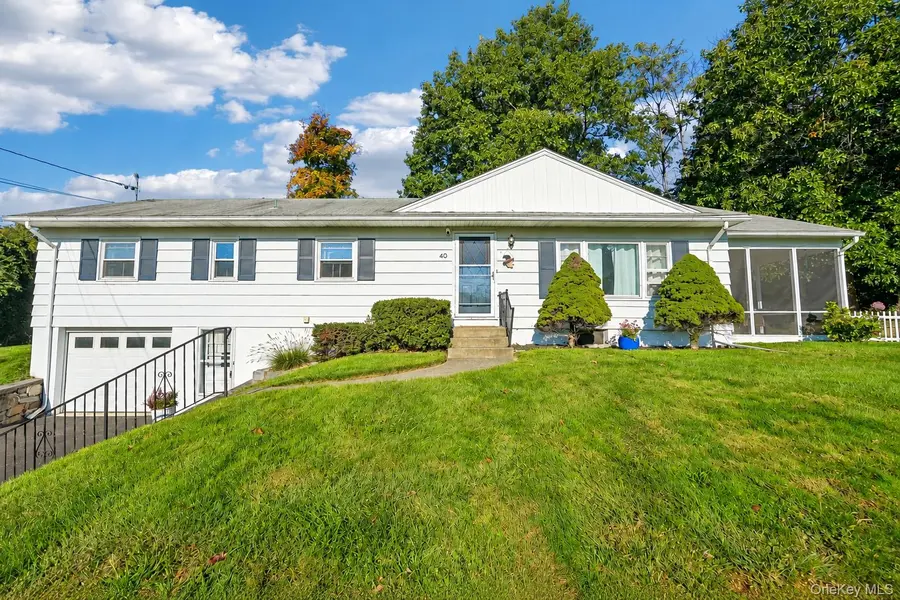 40 Birchwood DR, New Windsor, NY 12553