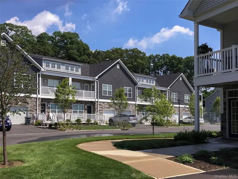 5 Owen CIR #5, Selden, NY 11784