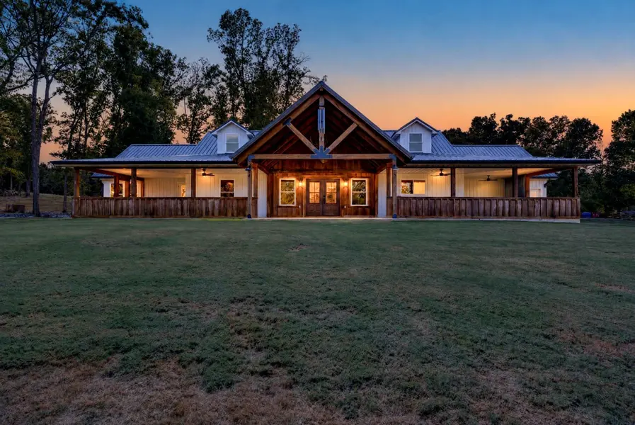 595 Sulphur Creek Rd, Big Sandy, TN 38221