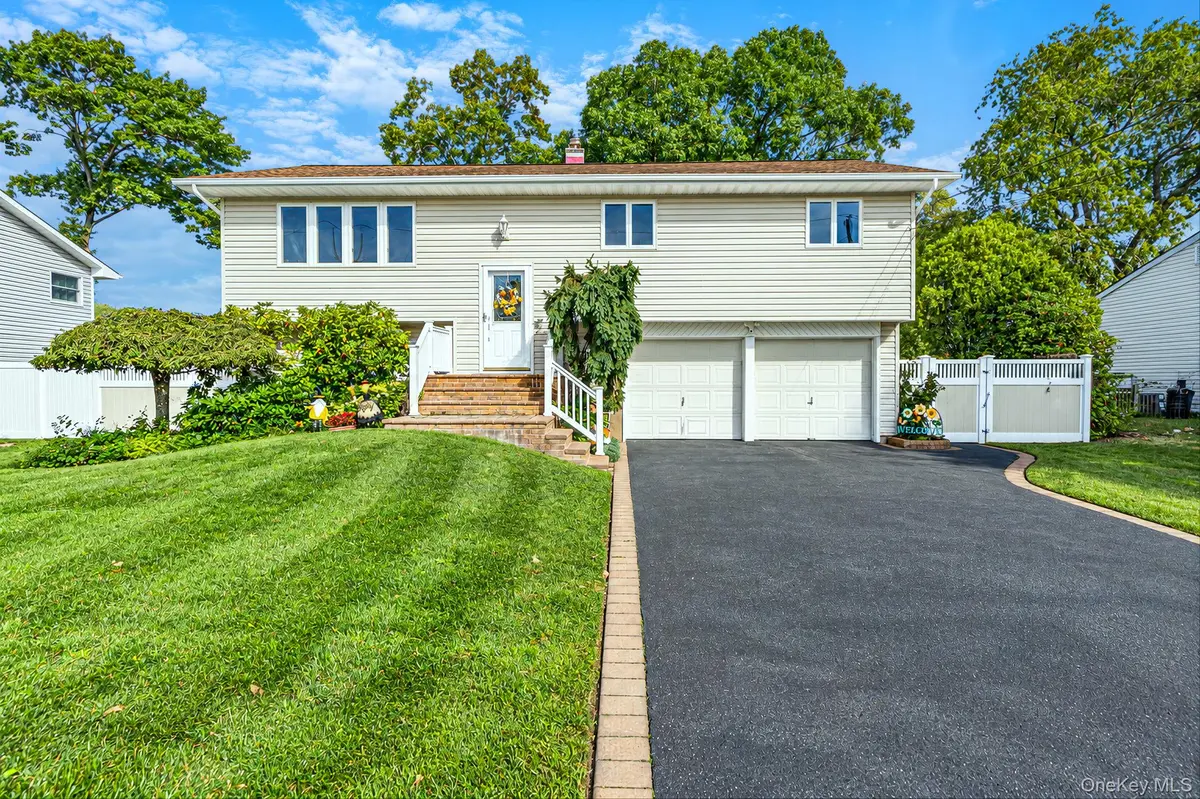 251 Manhasset ST, Islip Terrace, NY 11752