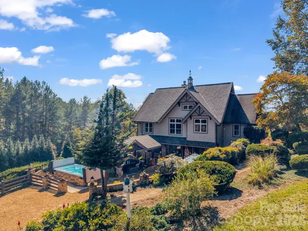 140 Blazing Star LN, Mill Spring, NC 28756