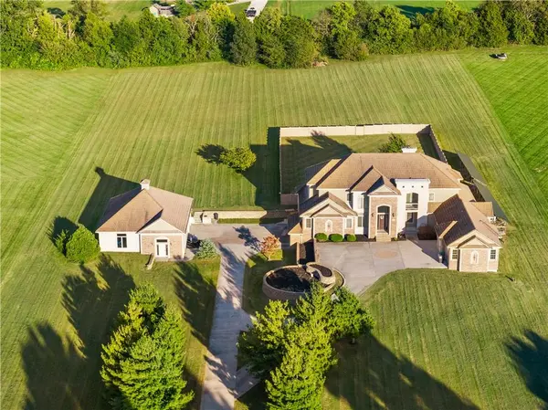 9701 Windsor DR, Lee's Summit, MO 64086
