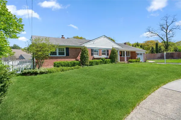 14 Harbor LN, Glen Head, NY 11545