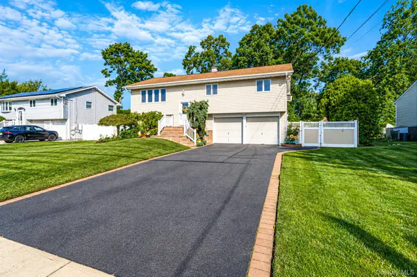 251 Manhasset ST, Islip Terrace, NY 11752