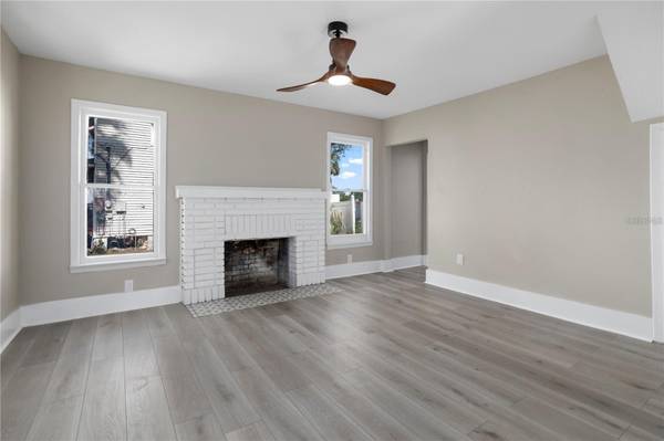 821 E LEMON AVE, Eustis, FL 32726