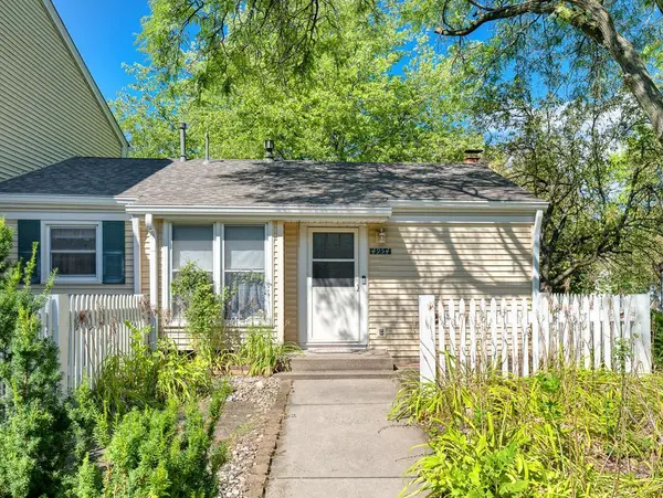 4954 Grenwich TRL N, Oakdale, MN 55128