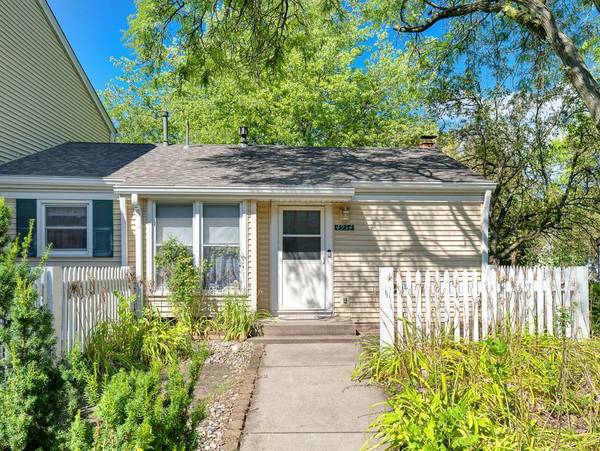 4954 Grenwich TRL N, Oakdale, MN 55128