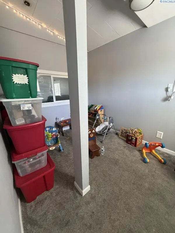 17 N Ione Street, Kennewick, WA 99336