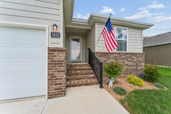 1423 E Macon ST, Republic, MO 65738