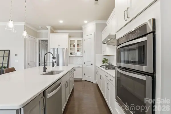 9104 Gladden Hill LN, Pineville, NC 28134