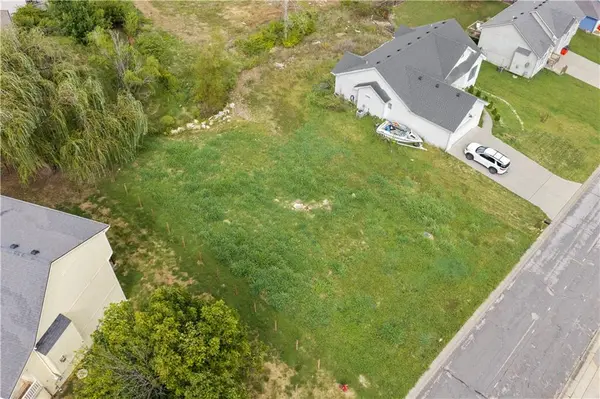 104 E WHISPERING HILLS BLVD, Lone Jack, MO 64070