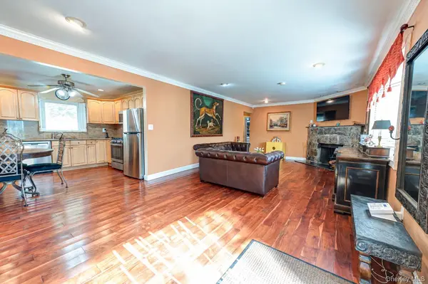 87 Bayway AVE, Bay Shore, NY 11706