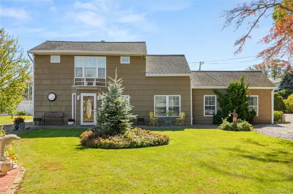 70 Featherbed LN, Oakdale, NY 11769