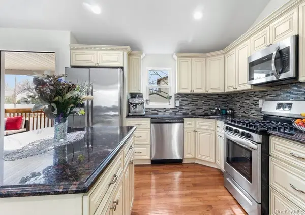 2 Somers LN, Smithtown, NY 11738