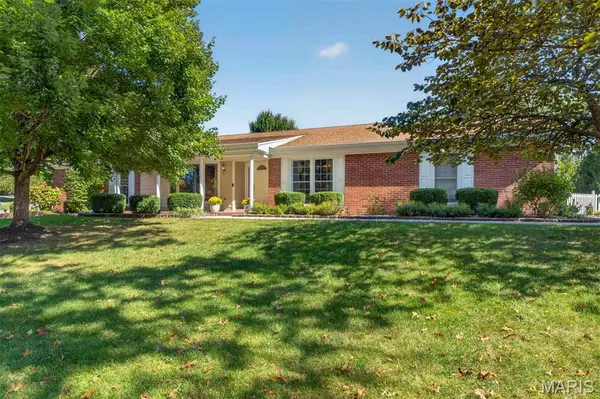 1584 Foxleigh CT, Town And Country, MO 63131
