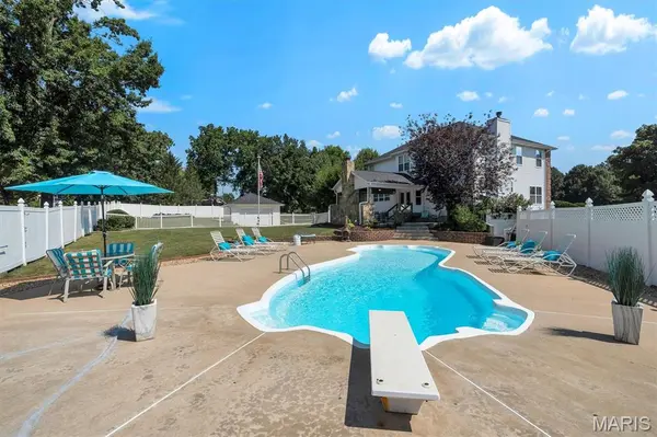 1 Cross Creek LN, St Paul, MO 63366
