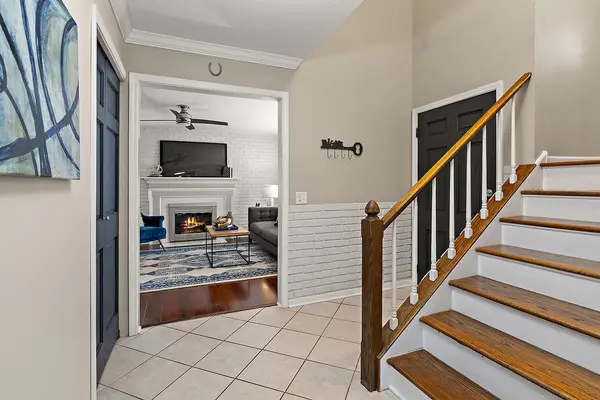1296 Farnsworth LN, Buffalo Grove, IL 60089