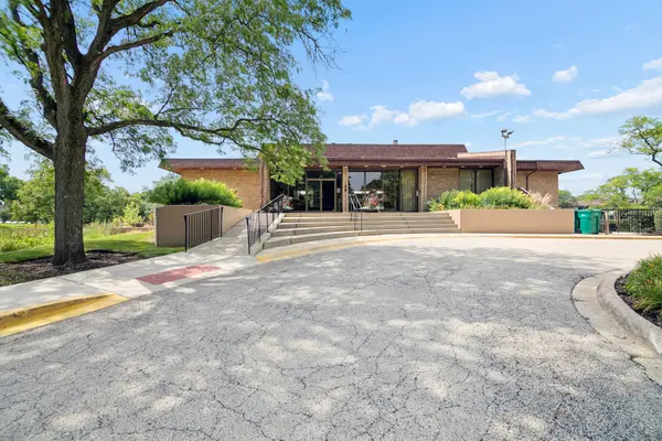 462 Raintree DR #2A, Glen Ellyn, IL 60137