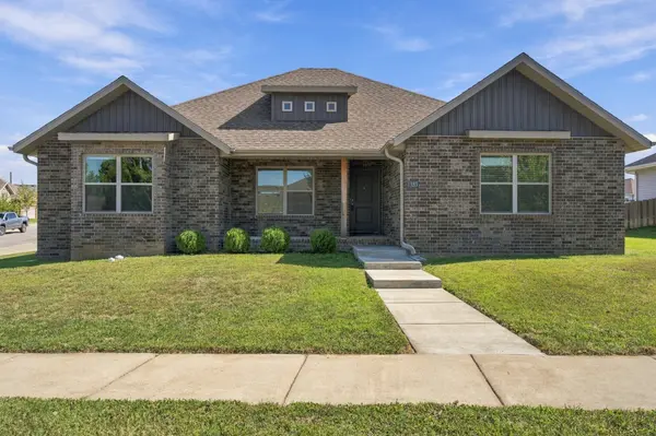 1353 N Sandy Creek CIR, Nixa, MO 65714