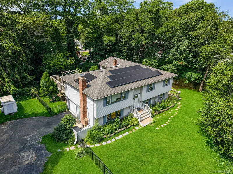 136 Woodhull RD, Huntington, NY 11743
