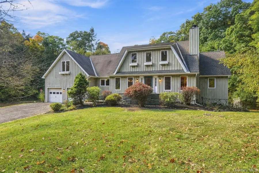 9 Buttonwood LN, Rhinebeck, NY 12572