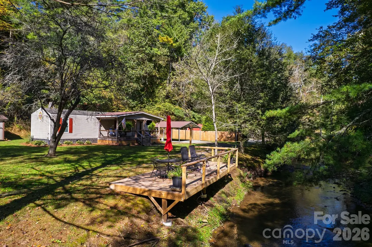 99 Lynn LN, Glade Valley, NC 28627
