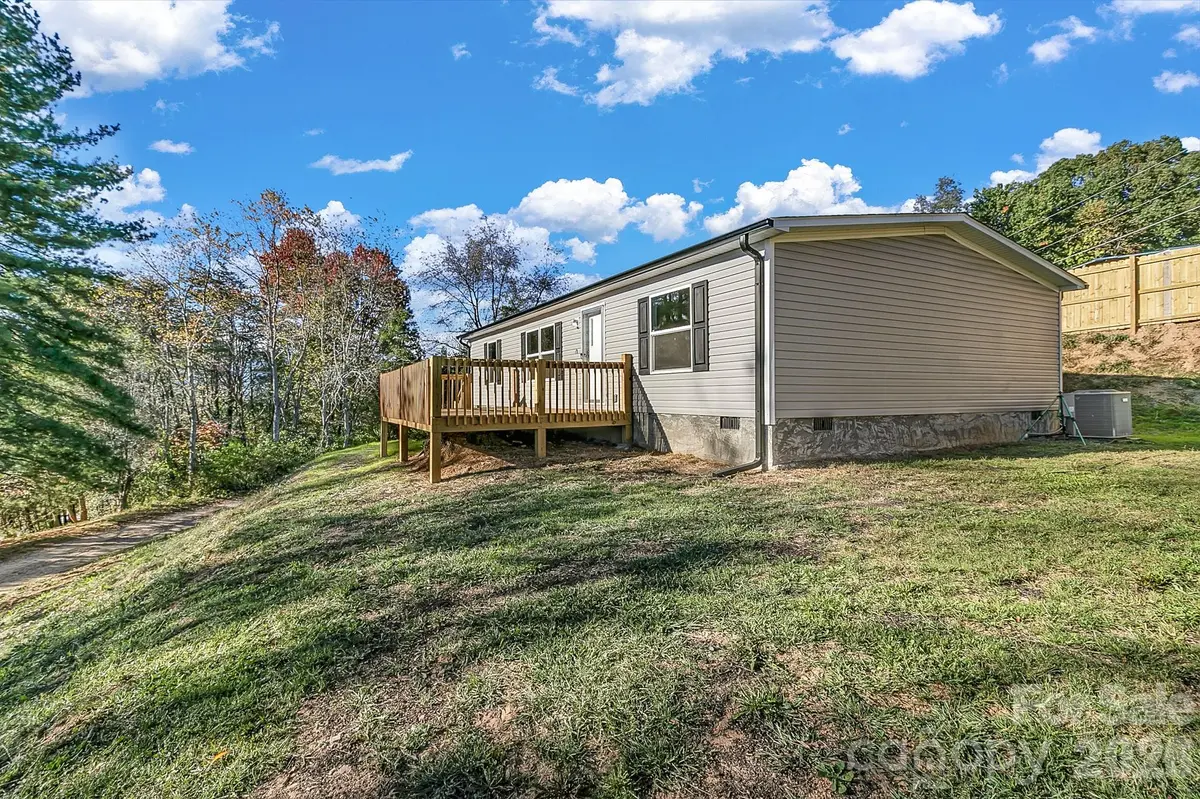 70 Windy Hill LN, Canton, NC 28716