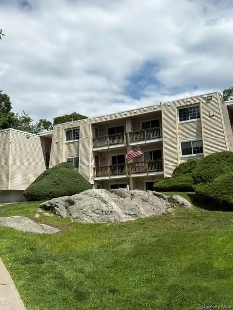 525 Fox Run LN, Carmel, NY 10512