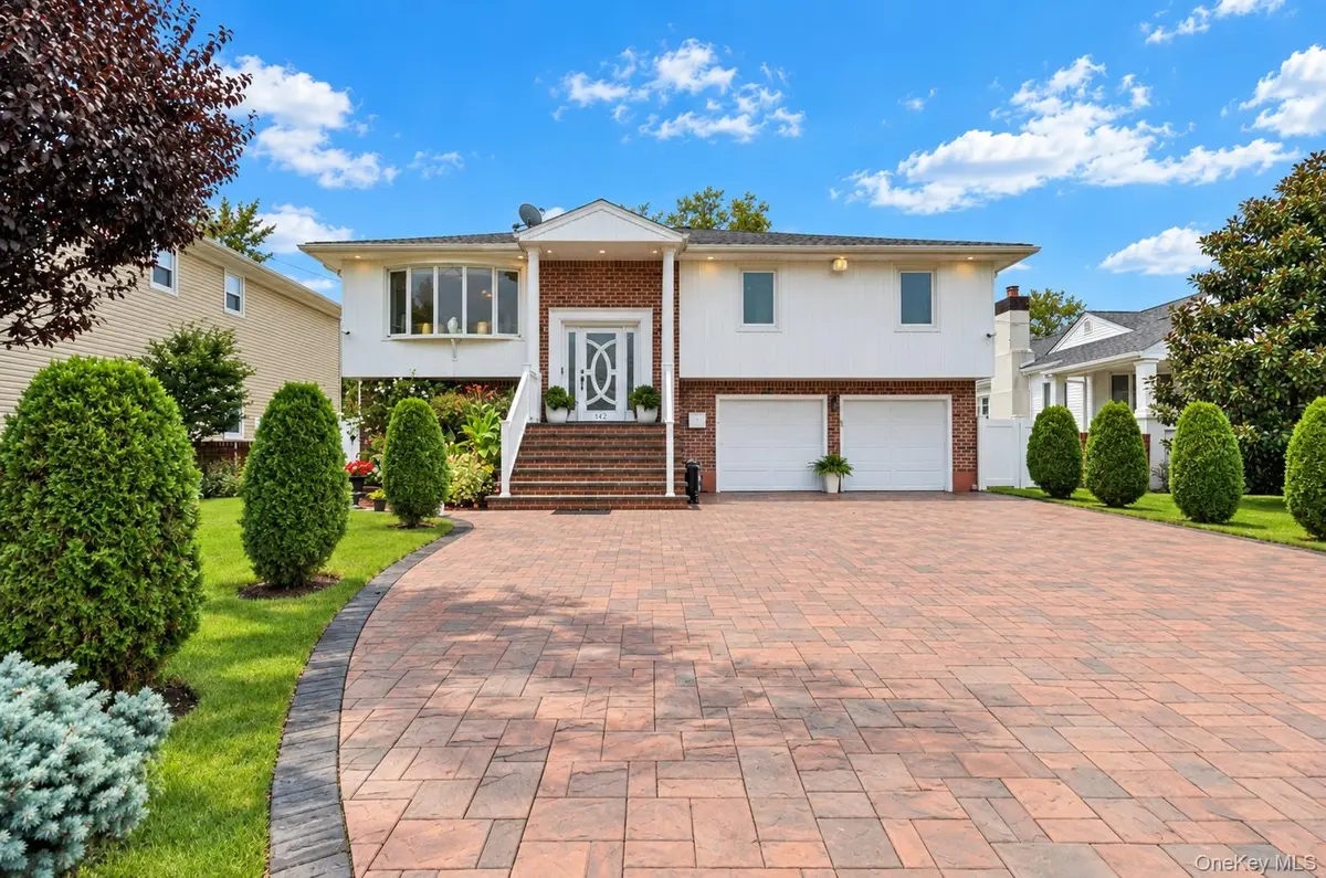 928 N Fletcher AVE, Valley Stream, NY 11580