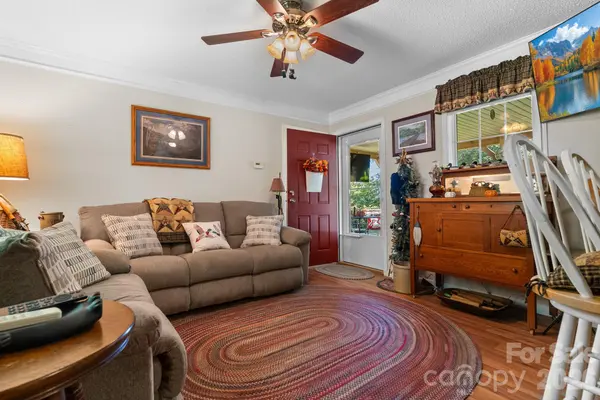 99 Lynn LN, Glade Valley, NC 28627